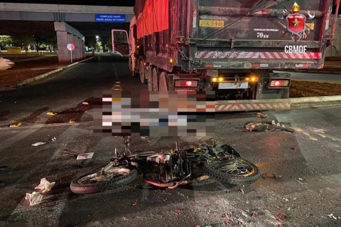 Motociclista morre após colidir com caminhão na BR-020 - (crédito: CBMDF) Motociclista morre após colidir com caminhão na BR-020 - (crédito: CBMDF)