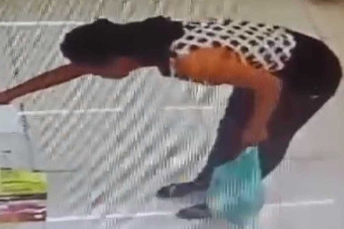 Câmera flagrou mulher escolhendo produtos na drogaria para pagar com cartão da vítima - (crédito: Material cedido ao Correio) Câmera flagrou mulher escolhendo produtos na drogaria para pagar com cartão da vítima - (crédito: Material cedido ao Correio)
