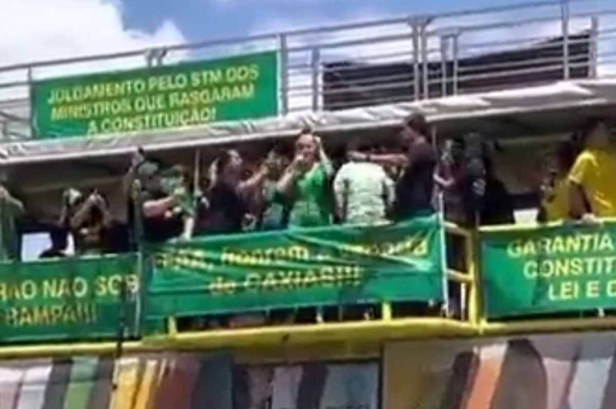 Cantora gospel presa cantou em carro de som de financiadores na Esplanada