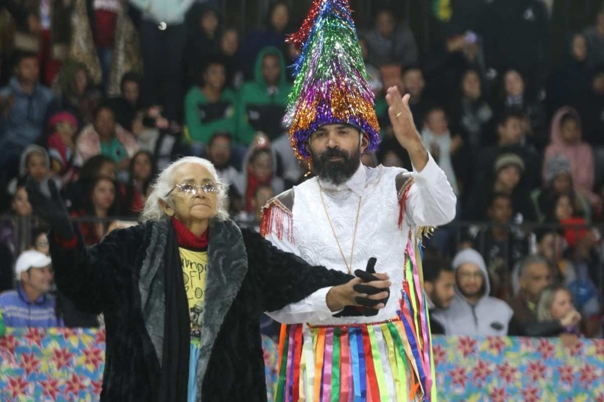 Dona Lourdes fundou a quadrilha Arroxa o Nó em 1999. Na foto, ela aparece ao lado do filho, o marcador Wagner Teixeira. Dona Lourdes fundou a quadrilha Arroxa o Nó em 1999. Na foto, ela aparece ao lado do filho, o marcador Wagner Teixeira.
