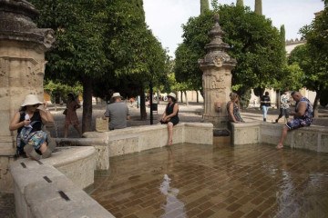 Turistas se refrescam numa fonte em Córdoba, sul da Espanha, no ano passado, quando a Europa enfrentou um dos verões mais quentes do século atual
 -  (crédito: AFP)