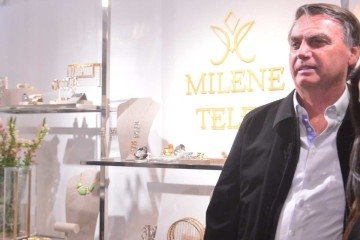  O ex-presidente Jair Bolsonaro (PL) participou, na tarde desta sexta-feira (18/8), de um almoço com lideranças do Partido Liberal, em Goiânia. O encontro ocorreu na casa do senador Wilder Morais (PL-GO), onde debateram sobre as eleições de 2024. -  (crédito: ED ALVES/CB/D.A.Press)