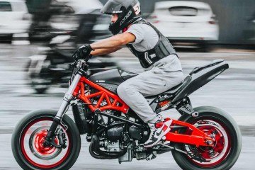 Piloto profissional de Stunt/Wheeling —esporte radical praticado com motocicleta— Eder Garcia é parado em eventos e competições por causa de sua moto