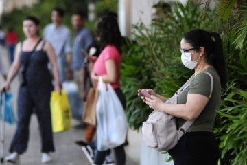 A dentista Lidiane de Oliveira adotou o uso de máscara e manteve todos os hábitos de higiene -  (crédito: Minervino Júnior/CB/D.A.Press)