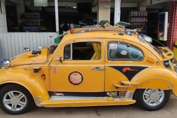 Fusca Falcão chama a atenção de pedestres e motoristas por onde passa