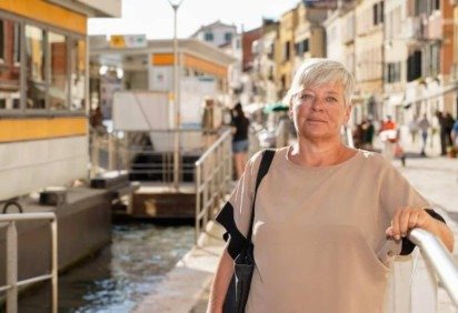 A vereadora italiana de extrema direita Monica Poli, que viralizou no TikTok  por alertar turistas em Veneza sobre furtos de objetos pessoais feitos por grupos de ladrões disfarçados, foi furtada na cidade -  (crédito: Vision via Corriere Del Veneto)