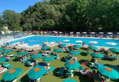 Uma tragédia envolvendo uma criança abalou a Itália. Um menino de oito anos morreu ao ser sugado pelo ralo de uma piscina em um parque aquático perto de Roma. -  (crédito: Terme di Cretone/Facebook)