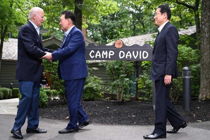 Joe Biden recepciona o presidente da Coreia do Sul, Yoon Suk Yeol (C), e o premie japonês, Fumio Kishida (D), na casa de campo - (crédito: Jim Watson/AFP) Joe Biden recepciona o presidente da Coreia do Sul, Yoon Suk Yeol (C), e o premie japonês, Fumio Kishida (D), na casa de campo - (crédito: Jim Watson/AFP)