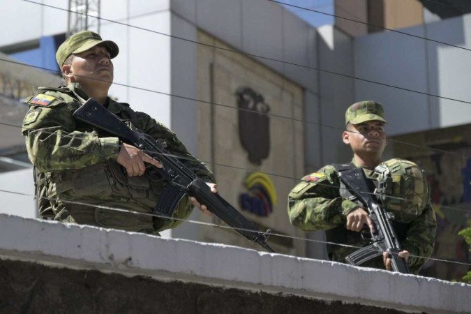 Soldados mantêm guarda do lado de fora do Conselho Nacional Eleitoral, em Quito: vigilância reforçada - (crédito: Rodrigo Buendia/AFP) Soldados mantêm guarda do lado de fora do Conselho Nacional Eleitoral, em Quito: vigilância reforçada - (crédito: Rodrigo Buendia/AFP)