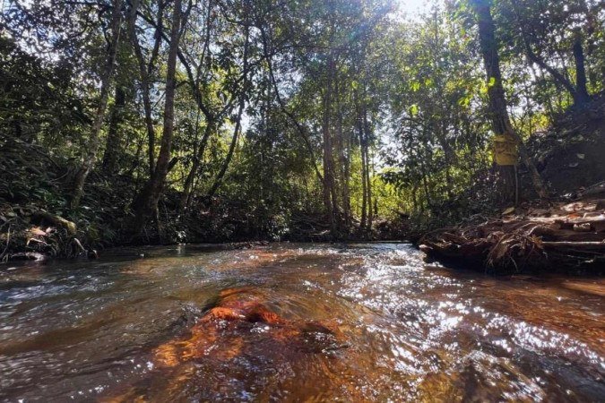 Até chegar à queda d'água principal, é possível se banhar em vários riachos no meio do caminho. 