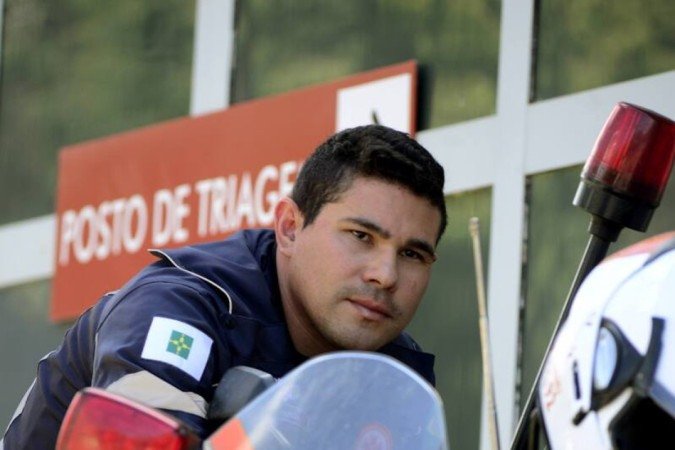 Técnico de enfermagem Fúlvio Fernando da Silva, 36, trabalha em motolância do Samu no Hran