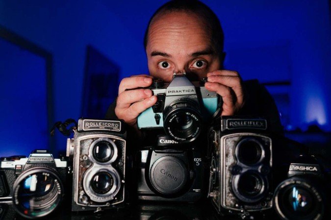 Carlos Eduardo, editor de vídeos, possui uma coleção de câmeras analógicas