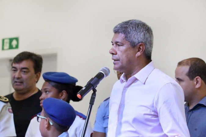 Jerônimo Rodrigues (PT-BA) determinou que as polícias Militar e Civil se dirigissem de imediato ao local do assassinato para conduzir a investigação.
- (crédito: Mateus/SECOMGOVBA) Jerônimo Rodrigues (PT-BA) determinou que as polícias Militar e Civil se dirigissem de imediato ao local do assassinato para conduzir a investigação.
- (crédito: Mateus/SECOMGOVBA)