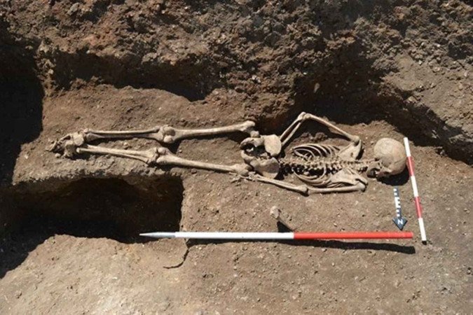 A maneira que a menina foi encontrada enterrada é considerada incomum - (crédito: Divulgação/Museu de Arqueologia de Londres) A maneira que a menina foi encontrada enterrada é considerada incomum - (crédito: Divulgação/Museu de Arqueologia de Londres)