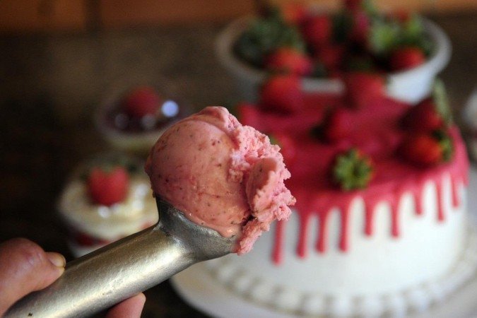 18/08/2023. Crédito: Minervino Júnior/CB/D.A Press. Brasil.  Brasilia - DF. Plantação de morangos em Brazlândia preparativos para a festa do Morango. Sorvete de morango.