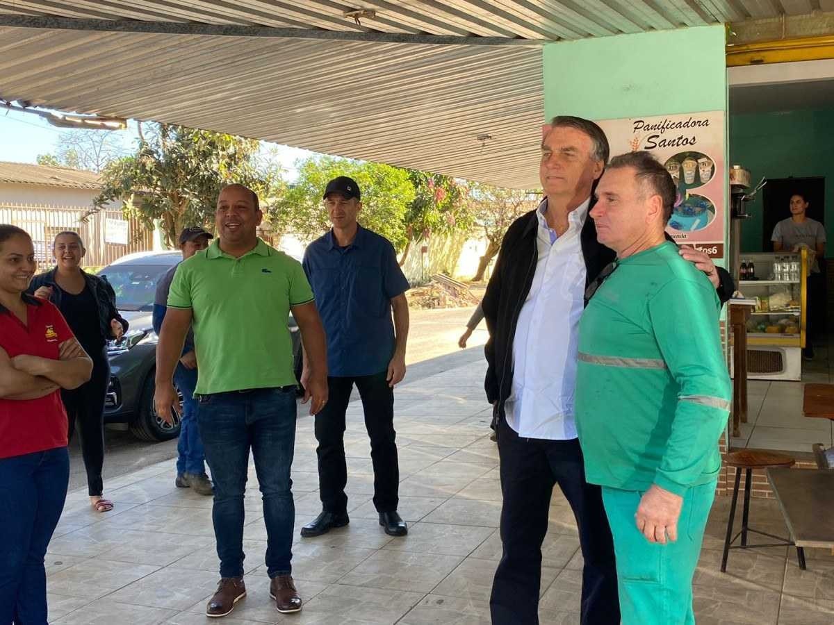 Vídeo: Após quebra de sigilo, Bolsonaro posa para fotos com apoiadores