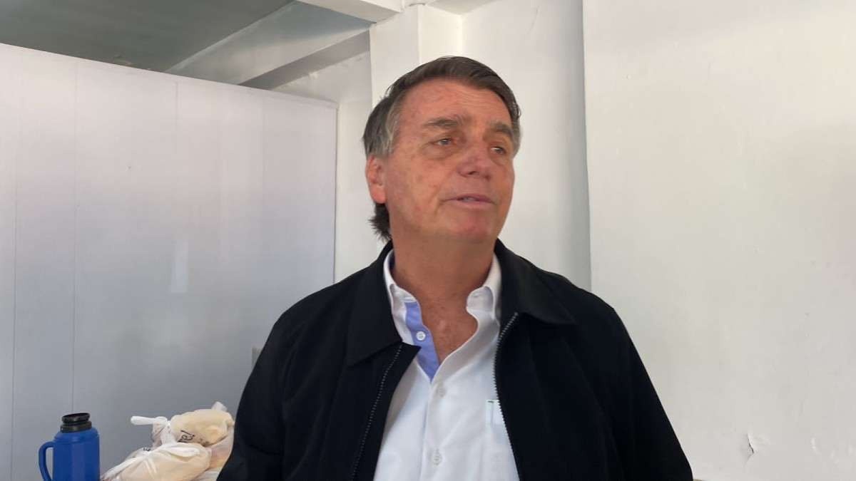 Médico de Bolsonaro descarta cirurgia nas alças intestinais do ex-presidente