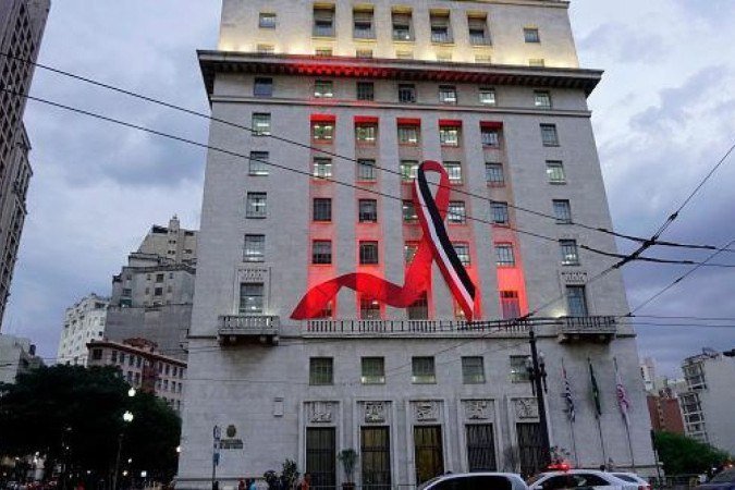 Laço exibido no prédio da prefeitura de São Paulo (SP) simboliza a conscientização contra o HIV - (crédito: Getty Images) Laço exibido no prédio da prefeitura de São Paulo (SP) simboliza a conscientização contra o HIV - (crédito: Getty Images)