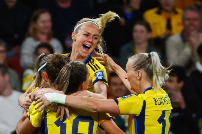 Jogadoras da Suécia comemoram marcando seu segundo gol durante a partida de futebol do terceiro lugar da Copa do Mundo Feminina de Austrália e Nova Zelândia       -  (crédito: PATRICK HAMILTON / AFP)
