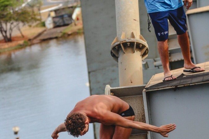 A Ponte JK tornou-se o local de treinamento para os atletas do High Diving (salto de grandes alturas, em português), que representarão o Brasil no primeiro Pan-Americano Júnior da modalidade. Na foto: Rafael Borges, 18 anos