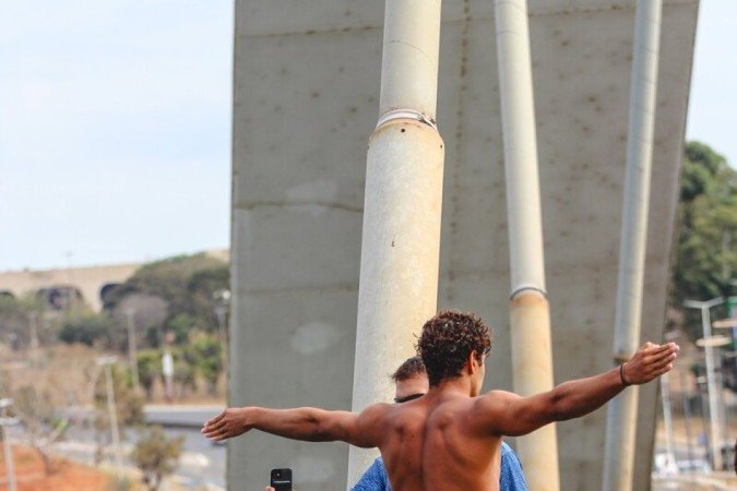 A Ponte JK tornou-se o local de treinamento para os atletas do High Diving (salto de grandes alturas, em português), que representarão o Brasil no primeiro Pan-Americano Júnior da modalidade. Na foto: Miguel Cardoso, 16 anos