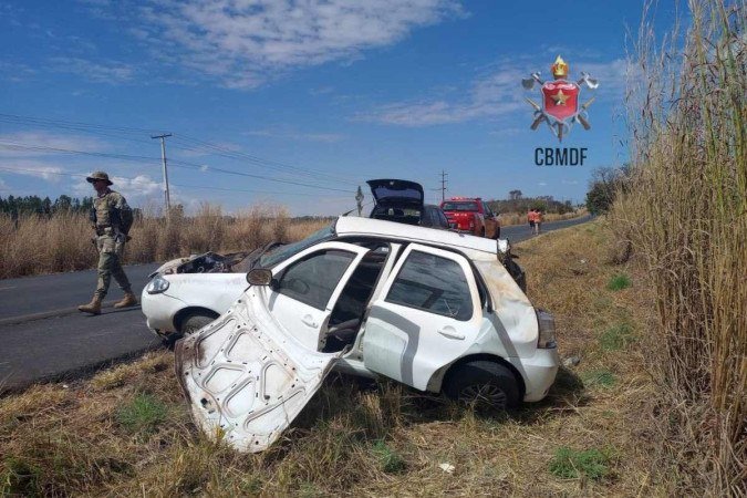 Palio branco após capotamento - (crédito: CBMDF/Divulgação) Palio branco após capotamento - (crédito: CBMDF/Divulgação)