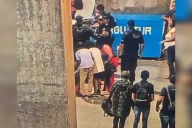 Criança engasgada é socorrida pela PMDF na Rodoviária do Plano Piloto - (crédito: PMDF) Criança engasgada é socorrida pela PMDF na Rodoviária do Plano Piloto - (crédito: PMDF)
