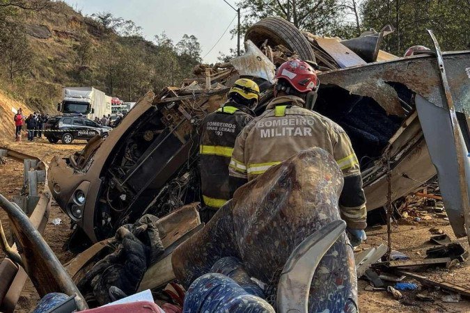 Em vídeo capturado da Rodovia Fernão Dias, é possível identificar a dinâmica da fatalidade que vitimou oito torcedores alvinegros em veículo irregular - (crédito: AFP) Em vídeo capturado da Rodovia Fernão Dias, é possível identificar a dinâmica da fatalidade que vitimou oito torcedores alvinegros em veículo irregular - (crédito: AFP)