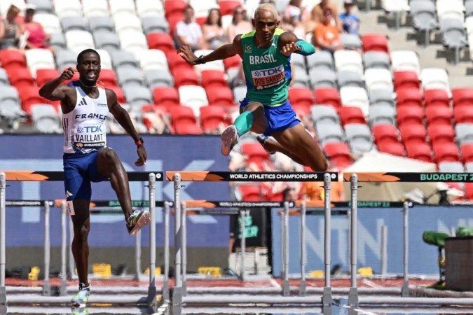 Brazil's Alison Dos Santos and France's Ludvy Vaillant compete in the men's 400m hurdles heats during the World Athletics Championships at the National Athletics Centre in Budapest on August 20, 2023. - (crédito: Jewel Samad/AFP) Brazil's Alison Dos Santos and France's Ludvy Vaillant compete in the men's 400m hurdles heats during the World Athletics Championships at the National Athletics Centre in Budapest on August 20, 2023. - (crédito: Jewel Samad/AFP)