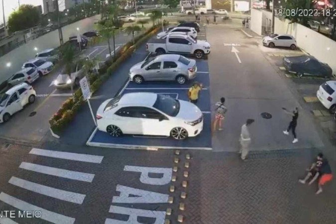 De pé, usando camiseta preta e bermuda vermelha, o investigador Raimundo Nonato Machado dá ordens para a esposa, Jussara, espancar a babá Claudia Gonzaga de Lima - (crédito: Reprodução Twitter) De pé, usando camiseta preta e bermuda vermelha, o investigador Raimundo Nonato Machado dá ordens para a esposa, Jussara, espancar a babá Claudia Gonzaga de Lima - (crédito: Reprodução Twitter)
