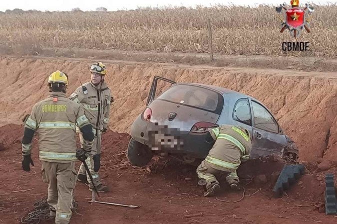 Carro sai da pista e fica pendurado em barranco; duas pessoas foram socorridas - (crédito: CBMDF) Carro sai da pista e fica pendurado em barranco; duas pessoas foram socorridas - (crédito: CBMDF)