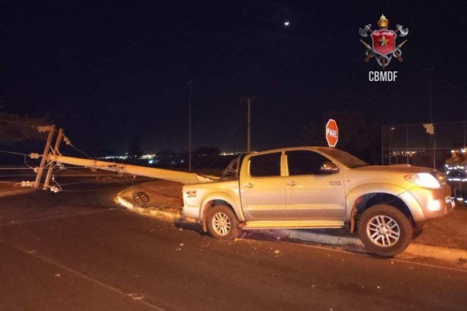 Caminhonete colide e derruba poste de alta tensão no Recanto das Emas - (crédito: CBMDF) Caminhonete colide e derruba poste de alta tensão no Recanto das Emas - (crédito: CBMDF)