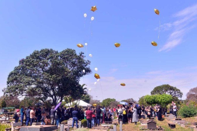  21/08/2023 Credito: Ed Alves/CB/DA.Press. Cidades. Enterro da Psicóloga Ivana Leda de Carvalho.