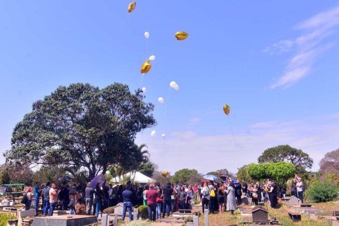 Amigos e parentes se despedem da psicóloga encontrada morta no sábado, no Lago Paranoá - (crédito: Ed Alves/CB/DA.Press) Amigos e parentes se despedem da psicóloga encontrada morta no sábado, no Lago Paranoá - (crédito: Ed Alves/CB/DA.Press)