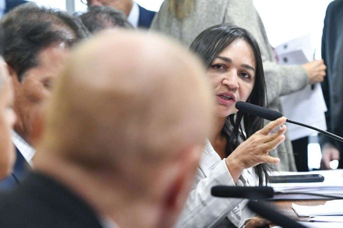 Eliziane indaga a Delgatti (de costas), cujo depoimento levou às quebras de sigilo de pessoas do entorno de Bolsonaro citadas por ele -  (crédito: Geraldo Magela/Agência Senado)