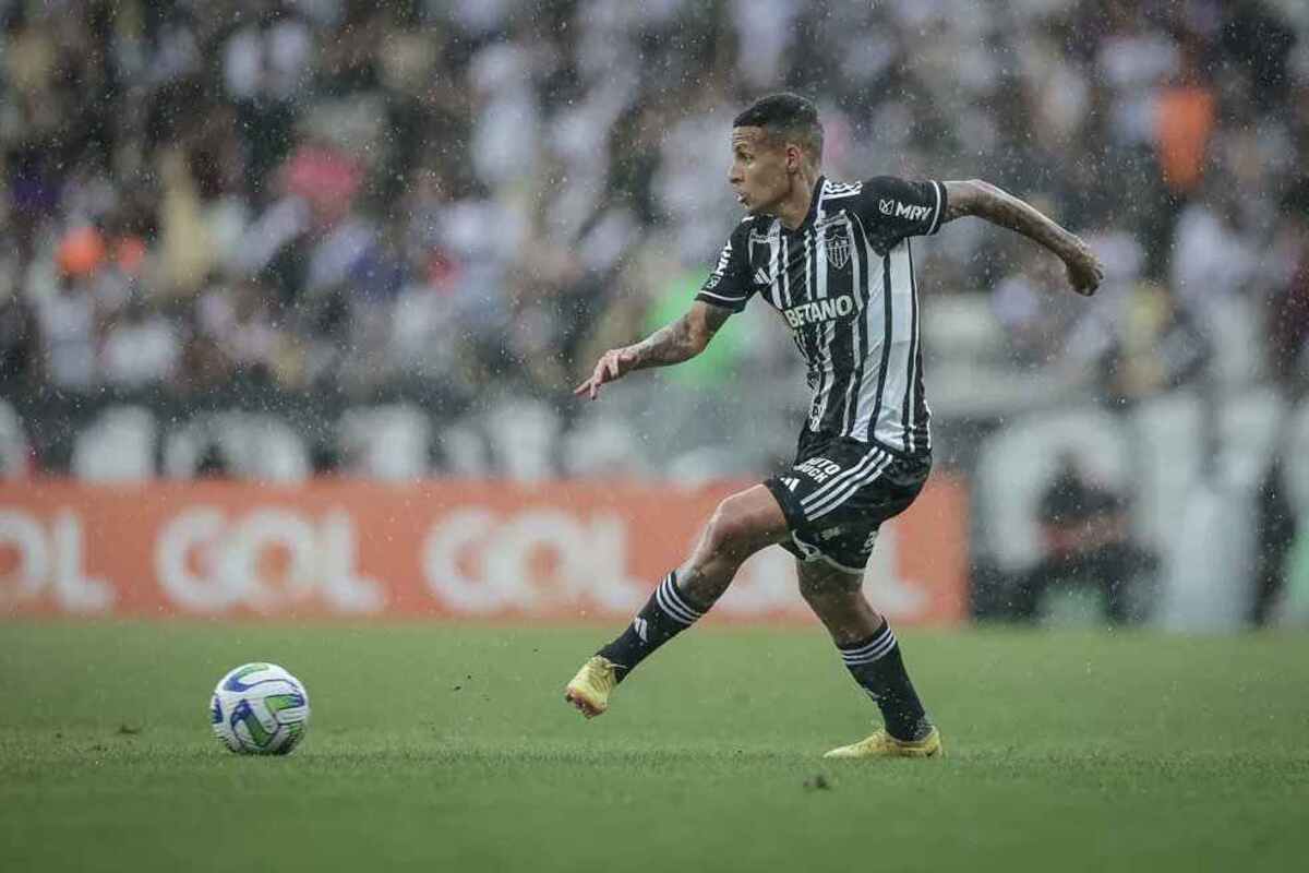 Guilherme Arana disputou 14 jogos pelo Atlético-MG em 2023 e pode ser desfalque por até 12 partidas -  (crédito: Pedro Souza / CAM)