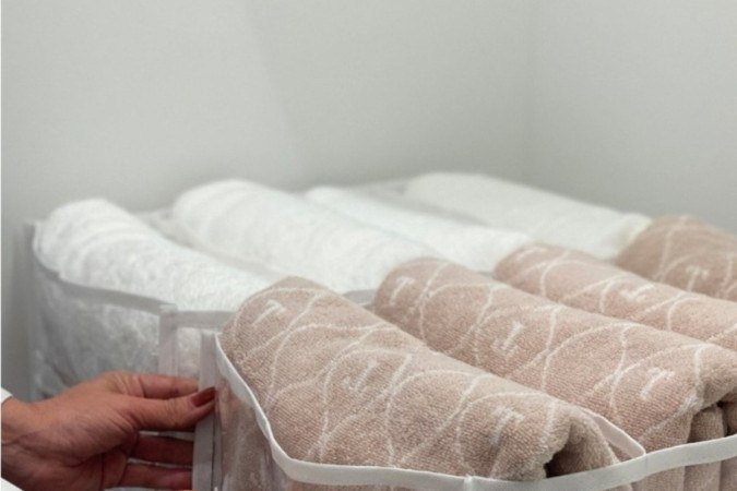 O Pack Organizador é um produto desenvolvido para oferecer
praticidade e eficiência na organização e armazenamento de roupas de cama e
banho, como edredons, cobertas, lençóis e fronhas. Encontramos no mercado
diversos tamanhos, modelos e materiais.