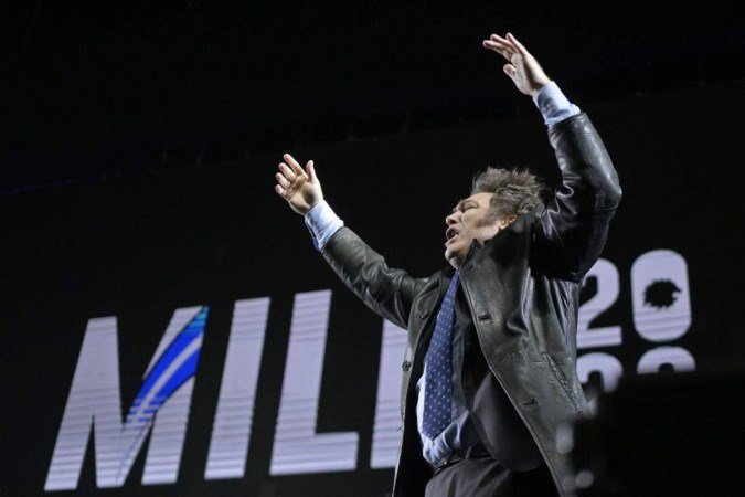 Javier Milei gesticula para simpatizantes durante o encerramento de sua campanha para as primárias, em 7 de agosto, em Buenos Aires - (crédito: Luis Robayo/AFP) Javier Milei gesticula para simpatizantes durante o encerramento de sua campanha para as primárias, em 7 de agosto, em Buenos Aires - (crédito: Luis Robayo/AFP)
