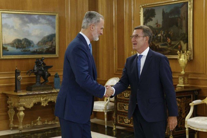 Felipe VI recebe Feijóo (D), durante audiência no Palácio de Zarzuela, em Madri: tentativa de colocar fim à crise - (crédito: Sebastian Mariscal/AFP) Felipe VI recebe Feijóo (D), durante audiência no Palácio de Zarzuela, em Madri: tentativa de colocar fim à crise - (crédito: Sebastian Mariscal/AFP)