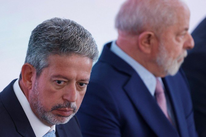 Lira e Lula na posse de Celso Sabino como ministro do Turismo; presidente da Câmara deve emplacar mais aliados no primeiro escalão do governo - (crédito: Reuters) Lira e Lula na posse de Celso Sabino como ministro do Turismo; presidente da Câmara deve emplacar mais aliados no primeiro escalão do governo - (crédito: Reuters)