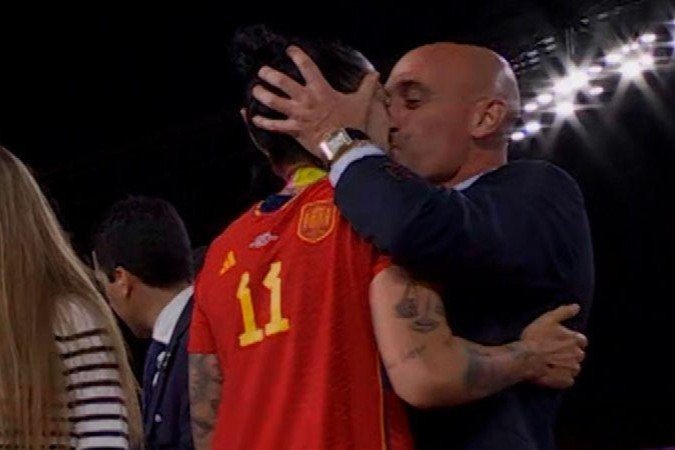 O beijo foi considerado impróprio e muitos até o chamaram de violência sexual - (crédito: BBC SPORT) O beijo foi considerado impróprio e muitos até o chamaram de violência sexual - (crédito: BBC SPORT)