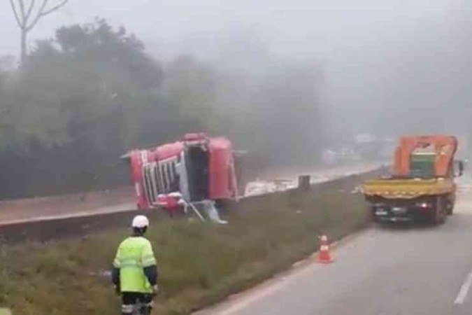Acidente com oito veículos fecha BR-381, local da tragédia com corintianos - (crédito: Redes Sociais/Reprodução) Acidente com oito veículos fecha BR-381, local da tragédia com corintianos - (crédito: Redes Sociais/Reprodução)