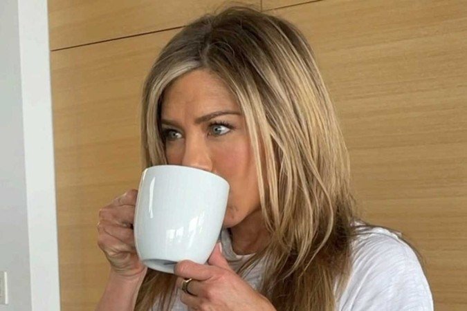 Atriz relevou o uso de técnica inusitada para tratamento facial, o esperma de salmão - (crédito: Reprodução/Instagram @jenniferaniston) Atriz relevou o uso de técnica inusitada para tratamento facial, o esperma de salmão - (crédito: Reprodução/Instagram @jenniferaniston)