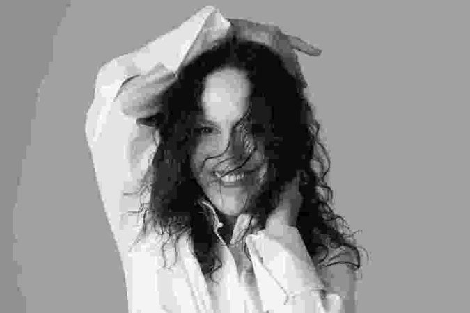  Bebel Gilberto envolve família e música. Seu pai, o baiano João Gilberto, foi um dos criadores da bossa nova, gênero que provocou uma revolução na música brasileira e a projetou no mundo.  -  (crédito:  Bob Wolfenson/Divulgação)