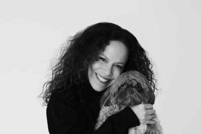  Bebel Gilberto envolve família e música. Seu pai, o baiano João Gilberto, foi um dos criadores da bossa nova, gênero que provocou uma revolução na música brasileira e a projetou no mundo. 