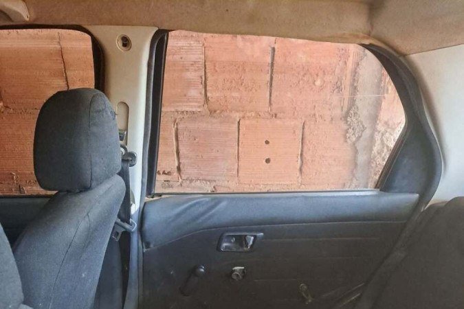 Carro sem a maçaneta usado no sequestro de uma funcionária de uma cafeteria na Asa Norte. Rubens Brayner Moares Cardozo, 33 anos, e Marcos Rogério Junqueira, 50 anos, estão foragidos e seriam responsáveis pelo sequestro da funcionária de uma cafeteria na Asa Norte