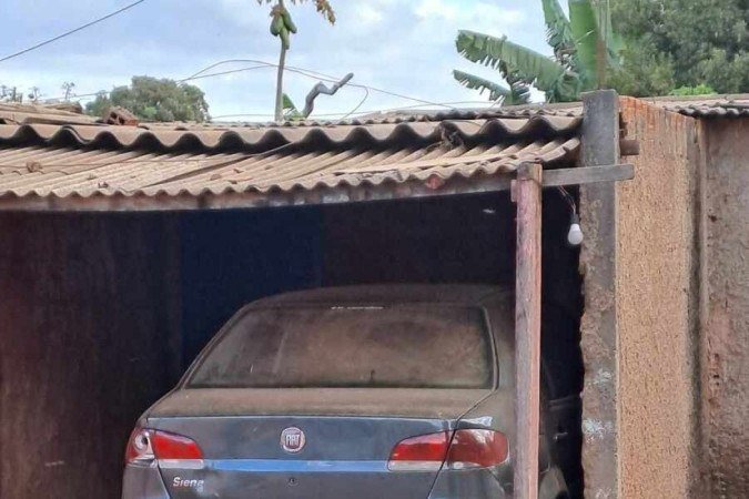 Carro usado no sequestro  de uma funcionária de uma cafeteria na Asa Norte. Rubens Brayner Moares Cardozo, 33 anos, e Marcos Rogério Junqueira, 50 anos, estão foragidos e seriam responsáveis pelo sequestro da funcionária de uma cafeteriasequestrada  na Asa Norte