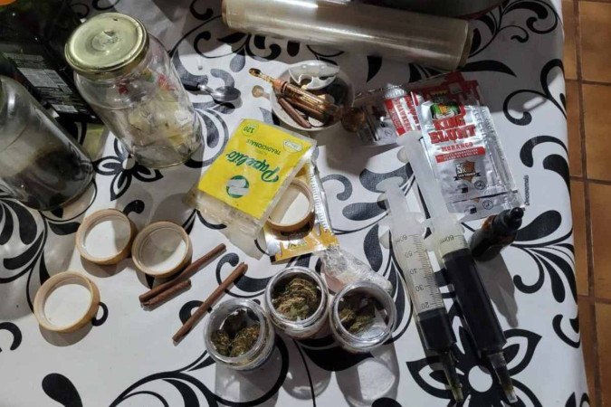A operação da PCDF encontrou um laboratório e uma plantação de maconha ilegais, usados para traficar a droga - (crédito: PCDF/Divulgação) A operação da PCDF encontrou um laboratório e uma plantação de maconha ilegais, usados para traficar a droga - (crédito: PCDF/Divulgação)