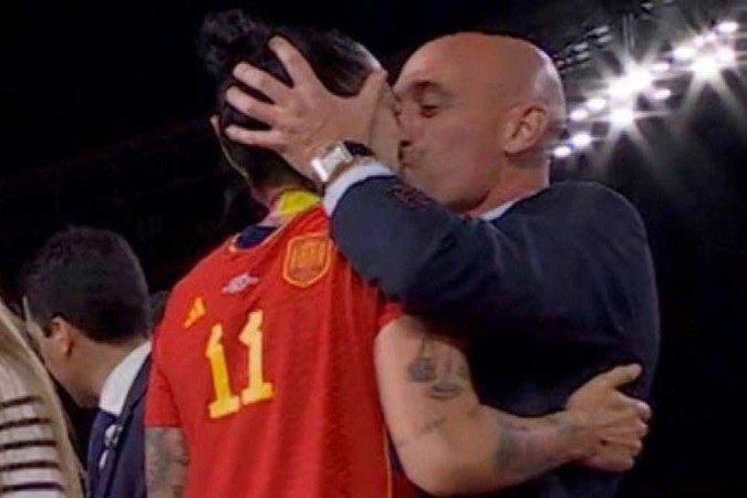 Rubiales está proibido de participar de quaisquer eventos relacionados a futebol tanto em solo espanhol como em qualquer parte do mundo - (crédito: Reprodução/SporTV) Rubiales está proibido de participar de quaisquer eventos relacionados a futebol tanto em solo espanhol como em qualquer parte do mundo - (crédito: Reprodução/SporTV)