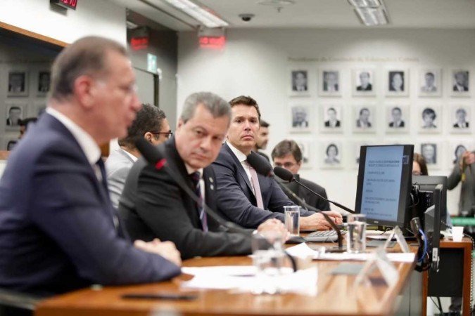 Wilson Seneme (E) depõe observado pelos deputados na CPI da Manipulação de Resultados no Congresso Nacional -  (crédito: Gilberto Frazão/Divulgação)